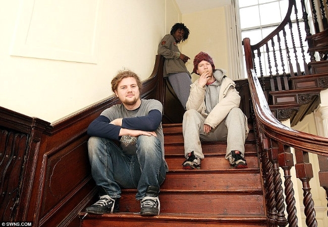 Alguns dos ocupantes da casa de oito quartos em Bristol: 