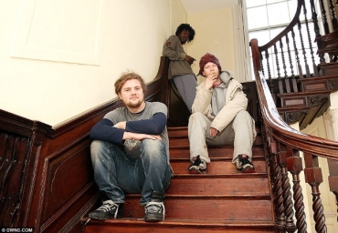 Alguns dos ocupantes da casa de oito quartos em Bristol: 