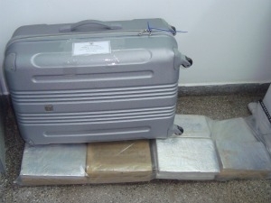 Droga estava sendo transportada em uma mala.