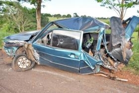 Carro ficou destru�do com a batida