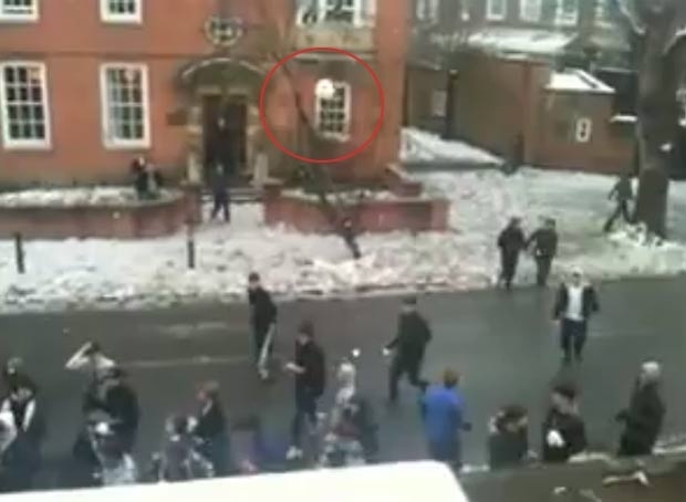 Jovem lan�ou bola e acertou janela onde pessoa filmava.