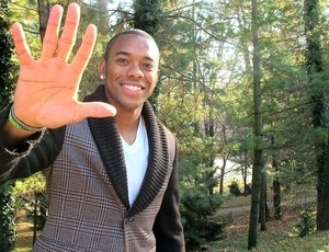 Robinho se incluiu na lista dos que sabem driblar.