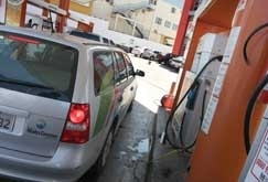 Veculo oficial em posto da rede Idaza: Governo do Estado suspendeu o contrato com a empresa que reclama de R$ 1,5 milh