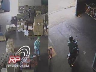  esquerda o momento em que ele entra ma empresa; e logo aps quando sai com a moto