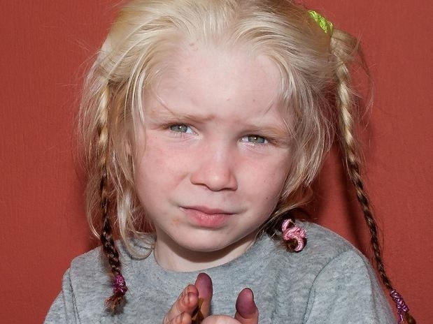 As autoridades gregas pediram ajuda internacional para identificar esta menina, que foi encontrada com um casal de cigan