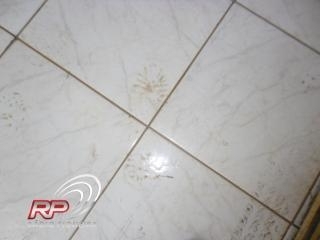 No piso da casa, as pegadas do suspeito