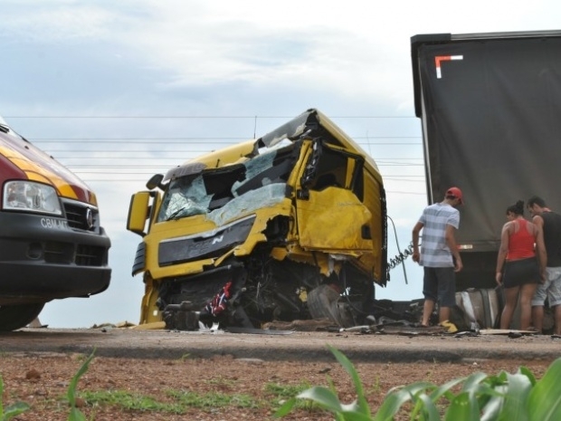 Caminho Ba que colidiu na BR 163. (Foto: Edinaldo Nogueira/Mutum Noticias)