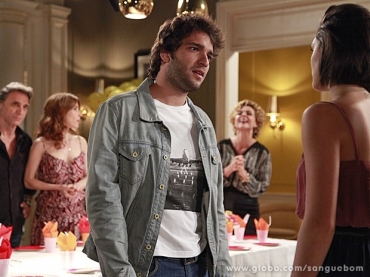 Fabinho cobra Giane pela verdade, e Brbara, ao fundo, ri da situao (Foto: Ellen Soares/TV Globo)