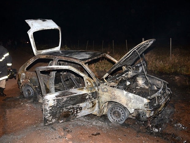 Dois corpos foram encontrados em carro abandonado. (Foto: Varlei Cordova/Agora MT)