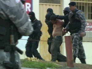 Homem foi preso por volta de 5h30 desta tera-feira (Foto: Reproduo/TV Gazeta)
