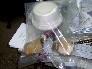 Na marmita havia quase meio quilo de maconha, segundo a pol�cia.