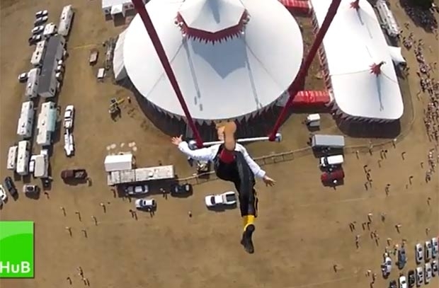 Bello Nock se apresentou em um trap�zio pendurado em um helic�ptero.