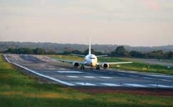 Aeroporto Marechal Rondon, em Vrzea Grande: quatro passageiros e uma comissria de bordo ficaram feridos por causa de t
