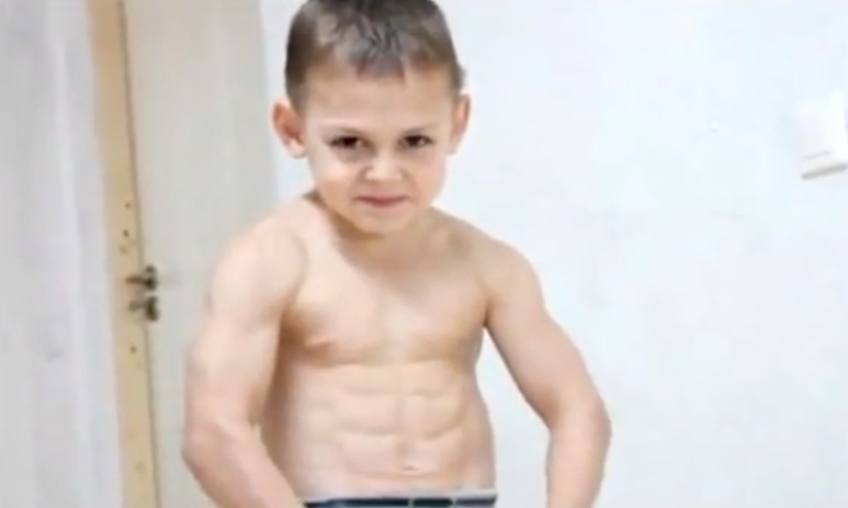 Giuliano Stroe  a criana mais forte do mundo