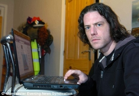 Jonathan Rawstrone encontrou agressores no Facebook