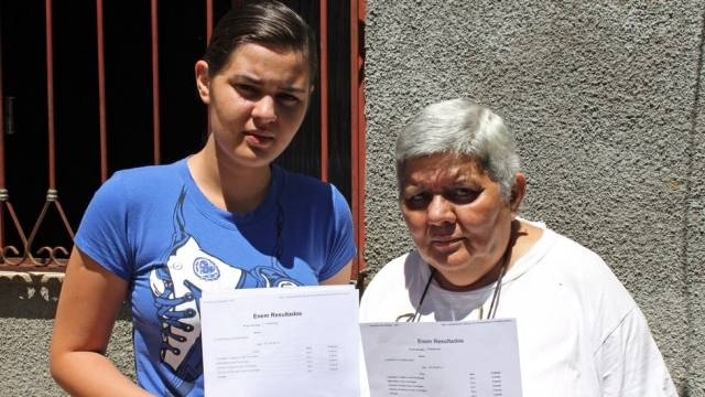 Clarissa, ao lado da av, cobra vaga do Enem