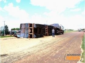 Carga de soja ficou esparramada na rodovia