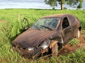 Motorista bateu em estacas de uma cerca de arame