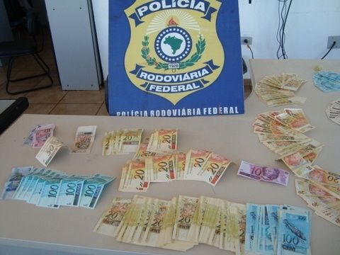 Notas foram encontradas pela PRF durante vistoria em veculo