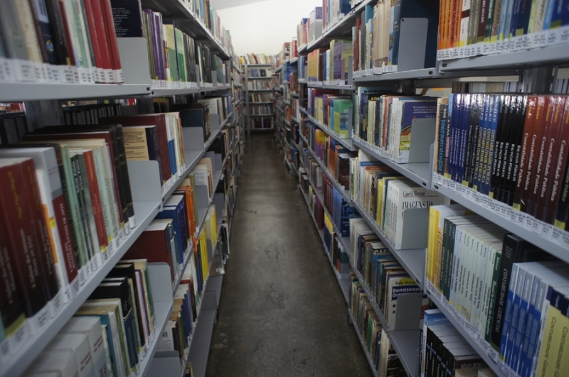 Biblioteca da UNED conta com livros, revistas, jornais e conteúdo multimídia