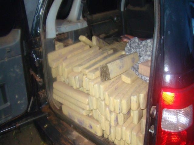 Veculo estava com meia tonelada de maconha no porta-malas