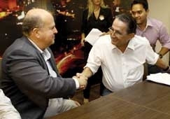 Prefeito Chico Galindo e representante da Delta, Fabio Barbosa da Silva, aps assinatura do contrato de servios do Poei