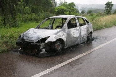 Carro ficou completamente destru�do