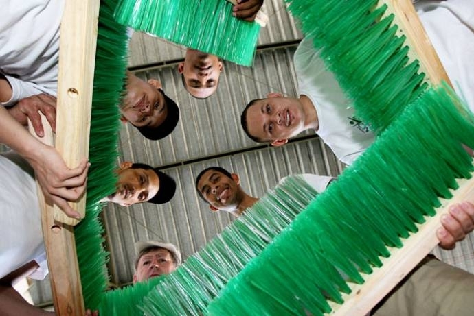 Governo do Estado forneceu o curso e tamb�m o maquin�rio necess�rio para a confec��o das vassouras