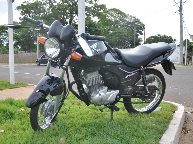 Moto envolvida em acidente na tarde deste domingo (22).