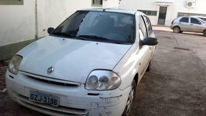 O Renault do funileiro, que foi apreendido pela Polcia; estudante morreu no acidente