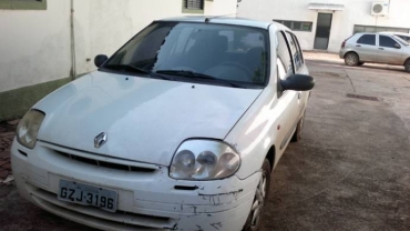 O Renault do funileiro, que foi apreendido pela Polcia; estudante morreu no acidente 