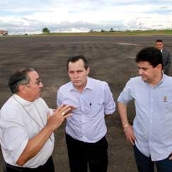 Dom Milton Santos conversa com Silval e der: Fan Fest ser no local onde o Papa rezou uma missa