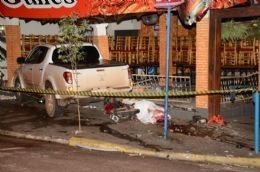 Motociclista adolescente com mulher na garupa ultrapassou sinal vermelho e moto foi atingida por caminhonete