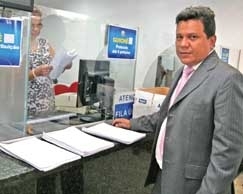 O advogado Enelson Nonato protocolou ontem na Justia mais de 200 aes para executar o governo do Estado