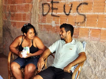 M�e diz que filho foi salvo da morte ap�s queda de 18 metros por 