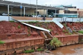 Parte da avenida desabou aps ser consertada em mais de uma ocasio