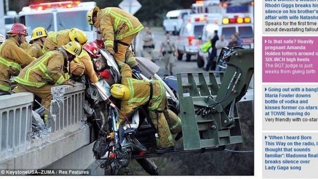 Bombeiros trabalham para resgatar Kelli e suas filhas