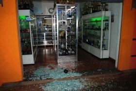 Porta foi quebrada com um tijolo pelos ladres