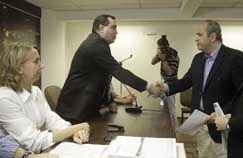 O procurador-geral do municpio, Fernando Biral, e o diretor de Negcios da CAB Ambiental, Italo Joffily, formalizando c