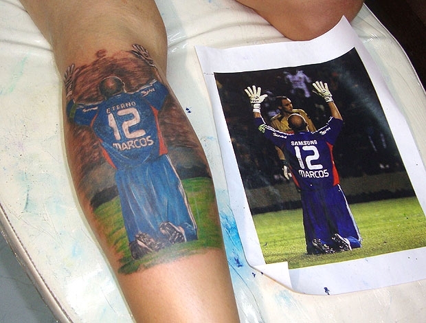 Panturrilha foi toda tatuada com a imagem da comemorao de Marcos.