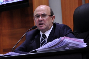 L�der do PSD, o deputado Jos� Riva avisa que o partido n�o colocar� o �p� no pesco�o� do governador 