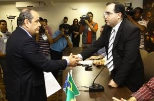 Biral cumprimenta diretor da CAB: procurador complicou processo de privatizao da Sanecap.