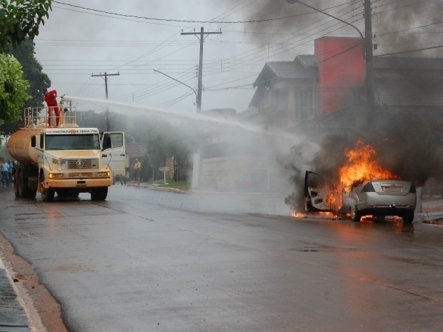 Caminho-pipa de usina ajudou bombeiros a combater chamas