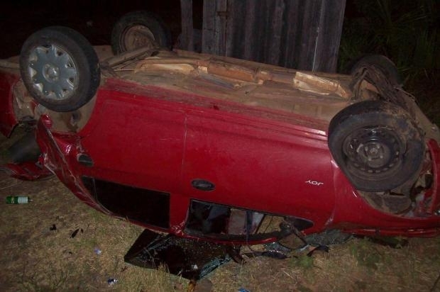 Cinco pessoas estavam no carro que capotou aps o motorista perder o controle em uma curva.