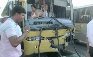 Impacto destruiu parcialmente frente do ve�culo da CVC, na cidade de Aracati, Cear�