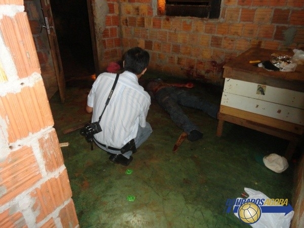 Homem foi encontrado morto por golpes de faco.
