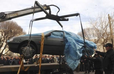 O carro de Mustafa Ahmadi Roshan � i�ado ap�s o ataque desta quarta-feira (11).