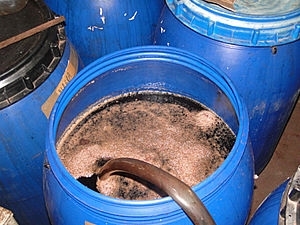 Fbrica clandestina foi fechada pelos policiais.