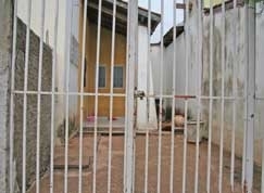 Casa onde os quatro pit bulls eram criados: os pais de Sofia ainda n�o voltaram para o bairro desde o ataque