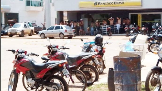 Clientes e funcionrios do BB de Confresa so feitos refns, durante duplo assalto a bancos
